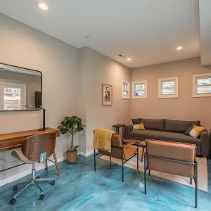 MODERN - Lux 1 BR 2 Bed Condo - Prime Location