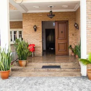 SMART APARTMENT - 4-bedroom Short-Stay home in a secured location