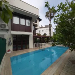 Havuz olanagı sunan rahat müstakil villa