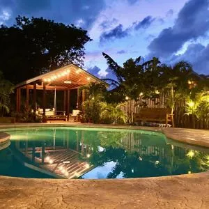 DreamSpace Cottage, Luxury Poolside Oasis, Car Included