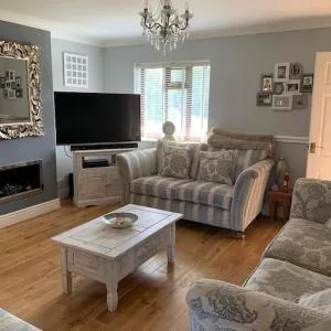 Spacious 2 BR home close to town & coast + parking