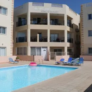 Sunset apartment with pool & 10 mins to Venus beach