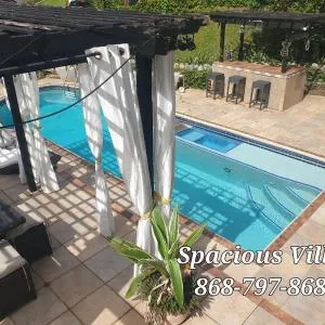 Spacious 5 bedroom Villa with pool