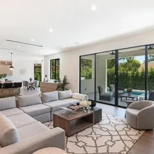 Villa De Magnolia Modern Design 5 bed Villa with a Pool