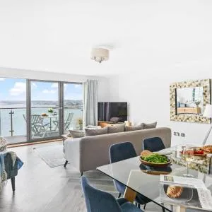 A7 Masts - Striking beach bolthole apartment with beautiful sea views private balcony & parking