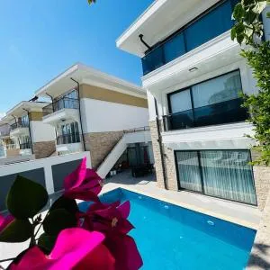 Havuzlu sıfır lüx denize nazır villa