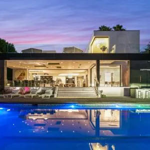 Ultra-Modern Mansion In The Heart Of Beverly Hills