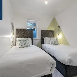 3 BED LAW, 3 rooms, 1 Bathroom, Free Parking, WiFi, Sleeps 4, Contractors, Tourists, Relocation, Business, Travellers, Short - Long Stay Rates Available by SUNRISE SHORT LETS