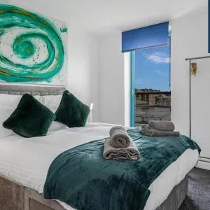 THE PENTHOUSE, Stunning Views, Foosball Table, Central Location, 3 Rooms, Sleeps 6, Ideal for Families, Tourists, Business Travellers