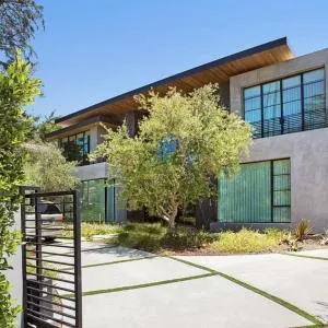 Sleek Estate In Beverly Hills Flats