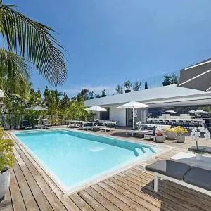 Impeccable Modern Mansion In Beverly Hills Flats