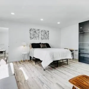 3 King Beds*Jacuzzi* Bar*HBO *Minutes from beach