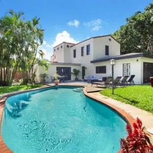 Gucci Castle with Huge Pool and Backyard, Ping Pong, Piano