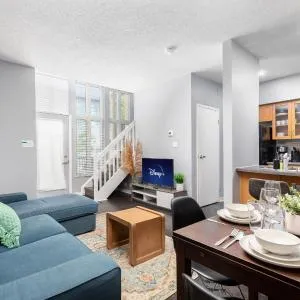 Cozy & Warm Townhome with 2 beds Steps from Lakeshore!