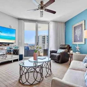 Beautiful 2BR 2 BATH King Suite Shuttle Pools Across from Beach