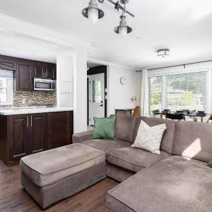 Stylish 2BR 1BA Home 10 Mins to Downtown Toronto!