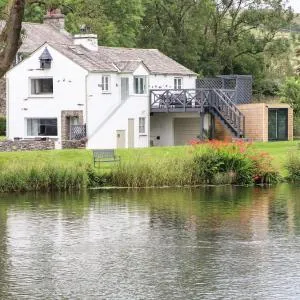 Riverside Hideaway