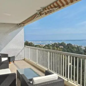 Large, light and modern 2 bedroomed apartment in Cannes with Sea Views, pool and lovely terrace - 1503