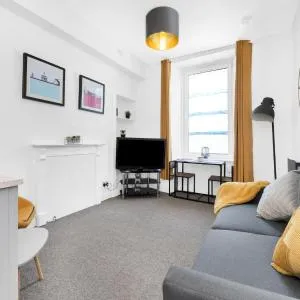 Modern & Spacious 1 Bedroom Apartment - Close to City Centre - Sleeps Up to 3 Guests