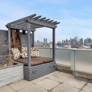 2BR Suite + Large Terrace City/Lakeview + Parking!