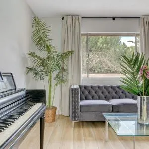 Resort Style 4 bedroom House with Pool Minutes from Strip