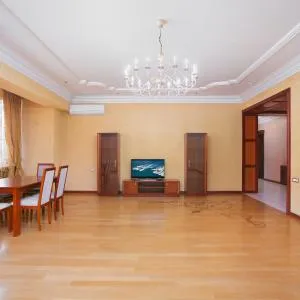 City Center 3 Bedrooms 2 Bathrooms Large and Luxury Apartment (200 sq m)With Balconies ,Northern Avenue