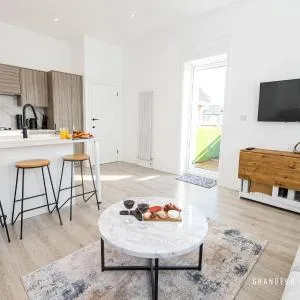 NEW! Central Poole, near beach, 2 bed, balcony & parking