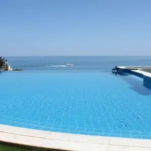 Breathtaking villa with infinity pool over the sea