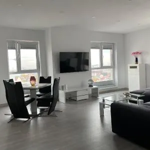 Unique Penthouse Lakeview W19