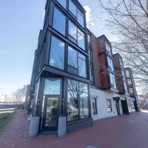 Gorgeous Upscale Condo w/ Direct Views of Capitol Building and Nat’l Monument!