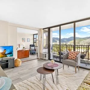 Mountain View, Close to Waikiki Beach with Parking