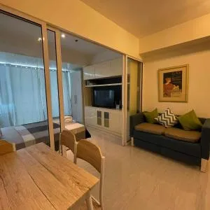 Azure Urban Resort with WIFI and Netflix