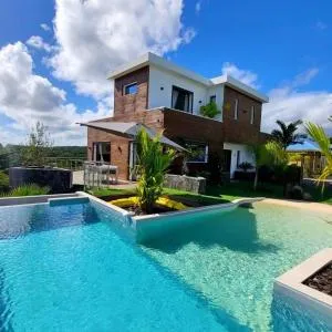 Villa de luxe avec piscine, vue mer et montagne.