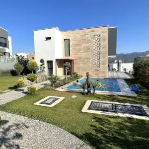 Villa in Kuşadası mit Pool und Garage
