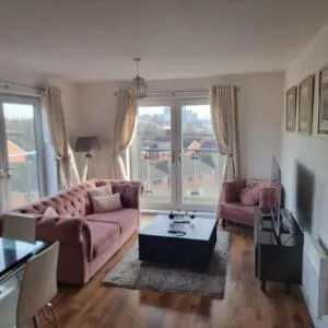 Impeccable 2-Bed Apartment in Salford