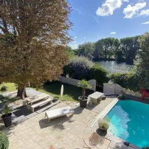 Belle demeure avec piscine, vue et accès direct à la Seine, très proche de Paris