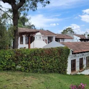 Amplia casa Antigua Guatemala con pérgola y jardín