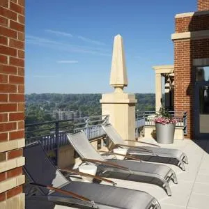 Upscale Comfort Next to Metro and Dining