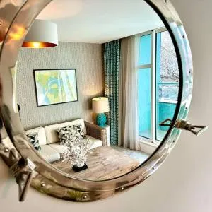 Stunning 2 bedroom Apartment inc Free Parking - 1 Minute walk to Poole Quay - Great Location - Free Parking - Netflix - Fast WiFi - Smart TV - Newly decorated - sleeps up to 4 - Close to Poole & Bournemouth & Sandbanks