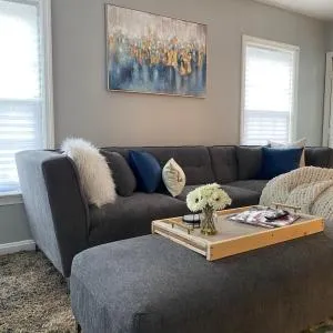 A Peace of Cleveland 2bdrm Plus Semi Private Study with Futon 1st Floor Apartment Pets Welcomed, Family Friendly