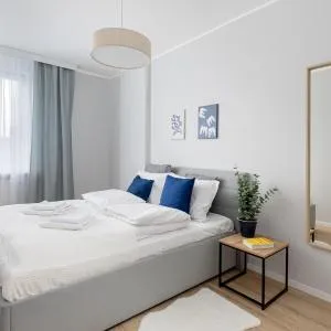 ECRU Spacious Modern Apartment with City Skyline View