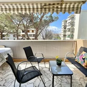 Bright and quiet apartment near the sea