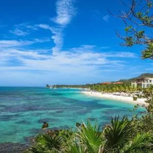 Calm breeze Roatan Steps away from West Bay beach