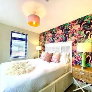 Stunning 3 bedroom Penthouse Apartment - Free Parking & WiFi - 1 Minute walk to Poole Quay - Great Location - Free Parking - Netflix - Fast WiFi - Smart TV - Newly decorated - sleeps up to 4! Close to Poole & Bournemouth & Sandbanks