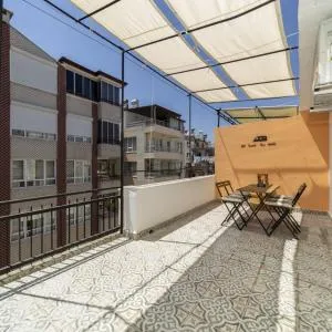 Central Flat with Balcony and Terrace in Muratpasa