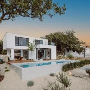 D-Tree HOUSE private heated pool