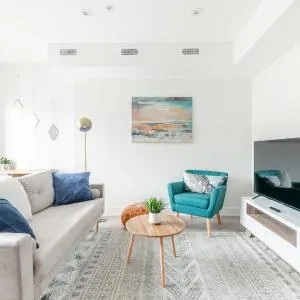 Luxurious 3BR Condo - Steps To High Park