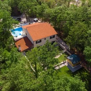 Villa PORTUM - Where Serenity & Comfort meet, Luxurious Woodland Retreat with Private Heated Pool & Amenities