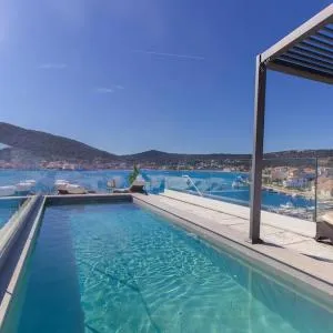 Seafront villa with roofpool