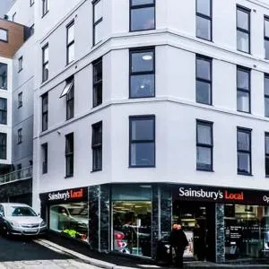 Zeni 4 Bedroom Apartment in Plymouth